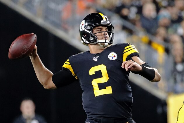 Mason Rudolph, quarterback de los Steelers de Pittsburgh, busca lanzar un pase durante la primera mitad del encuentro ante los Dolphins de Miami, el lunes 28 de octubre de 2019 (AP Foto/Don Wright)