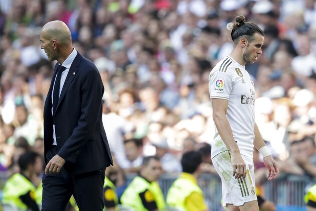 MADRID, SPAIN - OCTOBER 5: (L-R) coach Zinedine Zidane of Real Madrid, Gareth Bale of Real Madrid during the La Liga Santander  match between Real Madrid v Granada at the Santiago Bernabeu on October 5, 2019 in Madrid Spain (Photo by David S. Bustamante/Soccrates/Getty Images)