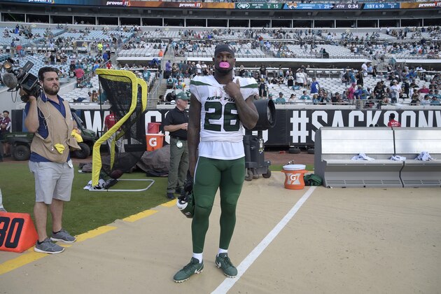 New York Jets running back Le'Veon Bell (26) watches from the sideline during the second half of an NFL football game against the Jacksonville Jaguars Sunday, Oct. 27, 2019, in Jacksonville, Fla. (AP Photo/Phelan M. Ebenhack)
