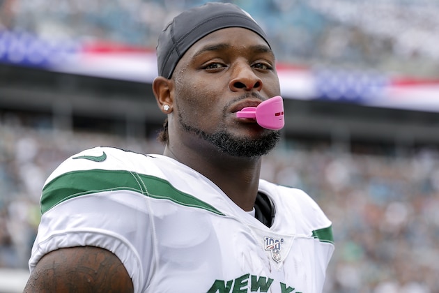 JACKSONVILLE, FL - OCTOBER 27: Running back Le'Veon Bell #26 of the New York Jets looks on before the game against the Jacksonville Jaguars at TIAA Bank Field on October 27, 2019 in Jacksonville, Florida. The Jaguars defeated The Jets 29 to 15. (Photo by Don Juan Moore/Getty Images)