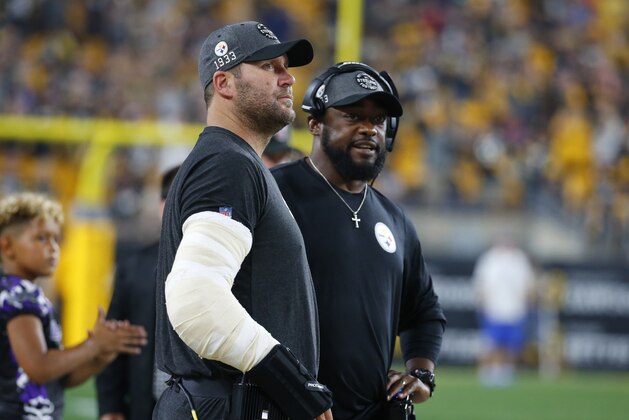 PITTSBURGH, PA - SEPTEMBER 30:  Ben Roethlisberger #7 of the Pittsburgh Steelers and head coach Mike Tomlin look on against the Cincinnati Bengals on September 30, 2019 at Heinz Field in Pittsburgh, Pennsylvania.  (Photo by Justin K. Aller/Getty Images)