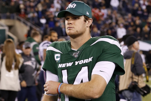 EAST RUTHERFORD, NEW JERSEY - OCTOBER 21:   (NEW YORK DAILIES OUT)  Sam Darnold #14 of the New York Jets in action against the New England Patriots at MetLife Stadium on October 21, 2019 in East Rutherford, New Jersey. The Patriots defeated the Jets 33-0. (Photo by Jim McIsaac/Getty Images)