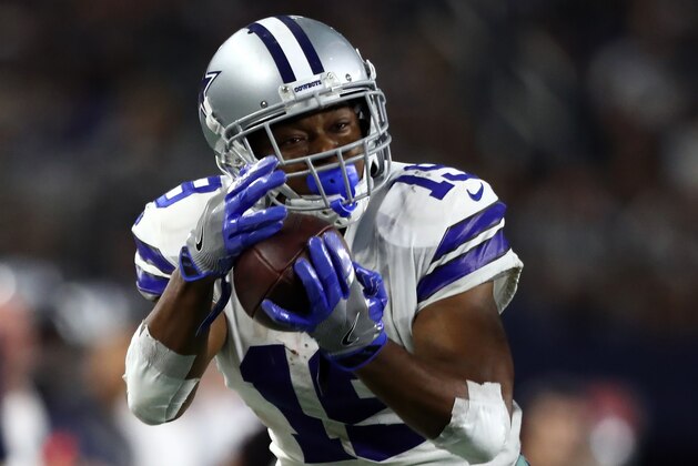 ARLINGTON, TEXAS - OCTOBER 20:  Amari Cooper #19 of the Dallas Cowboys makes a pass reception against the Philadelphia Eagles in the second half at AT&T Stadium on October 20, 2019 in Arlington, Texas. (Photo by Ronald Martinez/Getty Images)