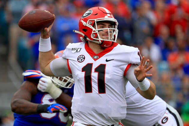 JACKSONVILLE, FLORIDA - NOVEMBER 02: Jake Fromm #11 of the Georgia Bulldogs passes during a game against the Georgia Bulldogs on November 02, 2019 in Jacksonville, Florida. (Photo by Mike Ehrmann/Getty Images)