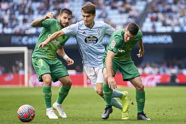 VIGO, SPAIN - OCTOBER 27: Denis Suarez of Celta de Vigo beats Joseba Zaldua (R) and Cristian Portu of Real Sociedad during the Liga match between RC Celta de Vigo and Real Sociedad at Abanca-Balaídos on October 27, 2019 in Vigo, Spain. (Photo by Quality Sport Images/Getty Images)