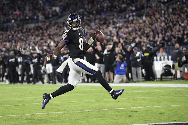Lamar Jackson, quarterback de los Ravens de Baltimore, anota en un acarreo ante los Patriots de Nueva Inglaterra, el domingo 3 de noviembre de 2019 (AP Foto/Nick Wass)