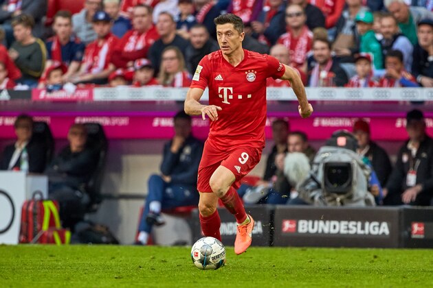 MUNICH, GERMANY - OCTOBER 26: Robert Lewandowski of FC Bayern Muenchen controls the ball during the Bundesliga match between FC Bayern Muenchen and 1. FC Union Berlin at Allianz Arena on October 26, 2019 in Munich, Germany. (Photo by TF-Images/Getty Images)