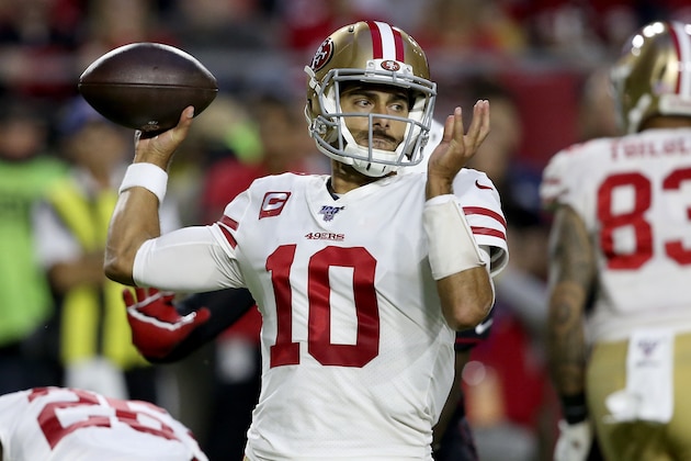 El quarterback de los 49ers de San Francisco Jimmy Garoppolo lanza un pase en la primera mitad del juego ante los Cardenales de Arizona, el jueves 31 de octubre de 2019, en Glendale, Arizona. (AP Foto/Ross D. Franklin)