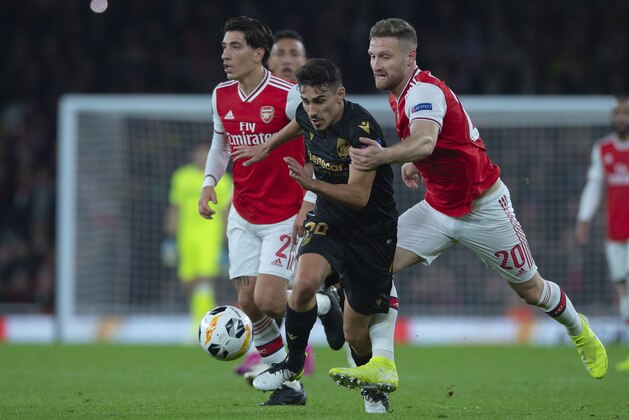 LONDON, ENGLAND - OCTOBER 24: Andre Almeida of Vitoria Guimaraes and Shkodran Mustafi of FC Arsenal battle for the ball during the UEFA Europa League group F match between Arsenal FC and Vitoria Guimaraes at Emirates Stadium on October 24, 2019 in London, United Kingdom. (Photo by TF-Images/Getty Images)