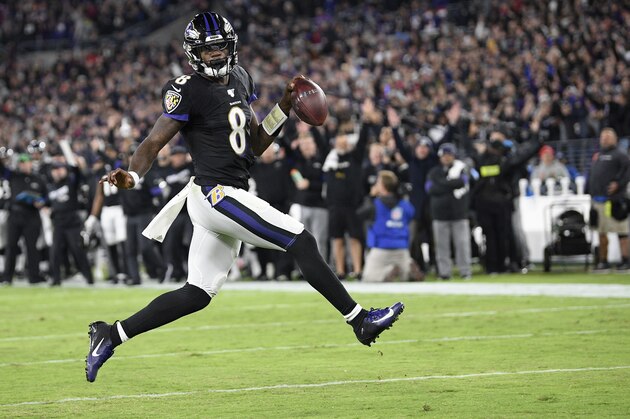 Lamar Jackson, quarterback de los Ravens de Baltimore, anota en un acarreo ante los Patriots de Nueva Inglaterra, el domingo 3 de noviembre de 2019 (AP Foto/Nick Wass)