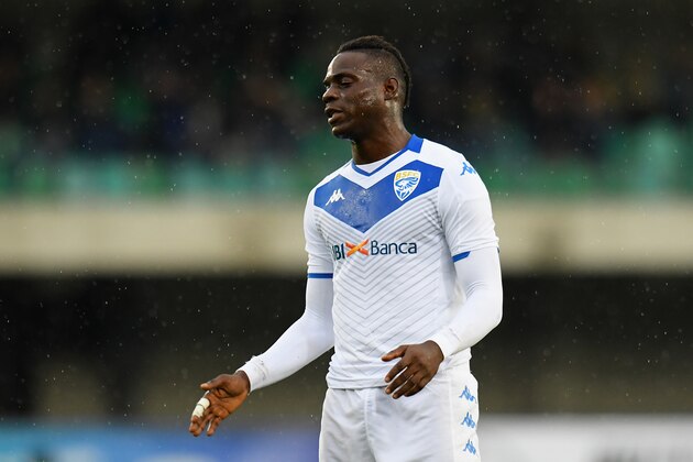 VERONA, ITALY - NOVEMBER 03: Mario Balotelli of Brescia Calcio  reacts during the Serie A match between Hellas Verona and Brescia Calcio at Stadio Marcantonio Bentegodi on November 3, 2019 in Verona, Italy.  (Photo by Alessandro Sabattini/Getty Images)