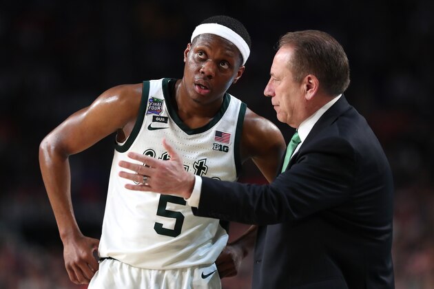 MINNEAPOLIS, MINNESOTA - APRIL 06: Head coach Tom Izzo of the Michigan State Spartans talks with Cassius Winston #5 in the second half against the Texas Tech Red Raiders during the 2019 NCAA Final Four semifinal at U.S. Bank Stadium on April 6, 2019 in Minneapolis, Minnesota. (Photo by Tom Pennington/Getty Images)