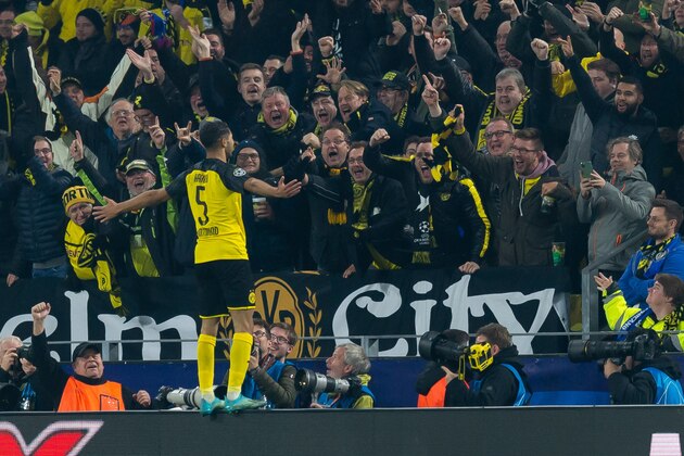 DORTMUND, GERMANY - NOVEMBER 05: Achraf Hakimi of Borussia Dortmund celebrates after scoring his team's third goal during the UEFA Champions League group F match between Borussia Dortmund and Inter at Signal Iduna Park on November 5, 2019 in Dortmund, Germany. (Photo by TF-Images/Getty Images)