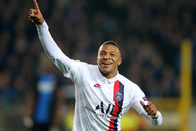 PARIS, FRANCE - MARCH 06:  Marcelo of Real Madrid chases down Kylian Mbappe of Paris Saint-Germain during the UEFA Champions League Round of 16 Second Leg match between Paris Saint-Germain and Real Madrid at Parc des Princes on March 6, 2018 in Paris, France.  (Photo by Manuel Queimadelos Alonso/Getty Images )