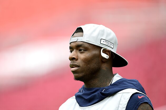 LANDOVER, MARYLAND - OCTOBER 06:  Josh Gordon #10 of the New England Patriots warms up prior to the game against the Washington Redskins at FedExField on October 06, 2019 in Landover, Maryland. (Photo by Patrick McDermott/Getty Images)
