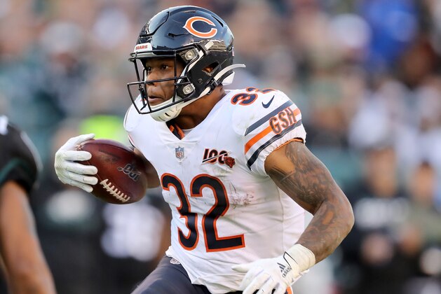 PHILADELPHIA, PENNSYLVANIA - NOVEMBER 03:  David Montgomery #32 of the Chicago Bears carries the ball in the fourth quarter against the Philadelphia Eagles at Lincoln Financial Field on November 03, 2019 in Philadelphia, Pennsylvania.The Philadelphia Eagles defeated the Chicago Bears 22-14. (Photo by Elsa/Getty Images)