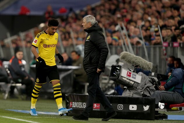 MUNICH, GERMANY - NOVEMBER 09: Jadon Sancho of Borussia Dortmund and head coach Lucien Favre of Borussia Dortmund looks on during the Bundesliga match between FC Bayern Muenchen and Borussia Dortmund at Allianz Arena on November 9, 2019 in Munich, Germany. (Photo by TF-Images/Getty Images)