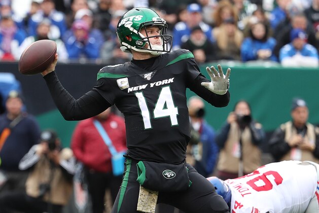 EAST RUTHERFORD, NEW JERSEY - NOVEMBER 10:  Sam Darnold #14 of the New York Jets passes against the New York Giants during their game at MetLife Stadium on November 10, 2019 in East Rutherford, New Jersey. (Photo by Al Bello/Getty Images)