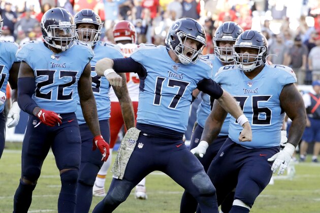 Ryan Tannehill, quarterback de los Titans de Tennessee, festeja luego de lograr una conversión de dos puntos ante los Chiefs de Kansas City, el domingo 10 de noviembre de 2019 (AP Foto/James Kenney)