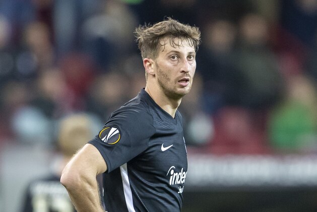 LIEGE, BELGIUM - NOVEMBER 07: David Abraham of Eintracht Frankfurt looks dejected during the UEFA Europa League group F match between Standard Liege and Eintracht Frankfurt at Stade Maurice Dufrasne on November 7, 2019 in Liege, Belgium. (Photo by TF-Images/Getty Images)