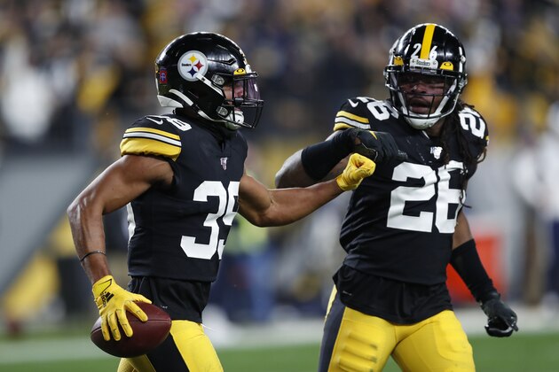 El safety de los Steelers de Pittsburgh Minkah Fitzpatrick celebra un touchdown con su compañero Mark Barron Pittsburgh en el triunfo ante los Rams de Los Ángeles de 10 de noviembre del 2019. (AP Photo/Keith Srakocic)