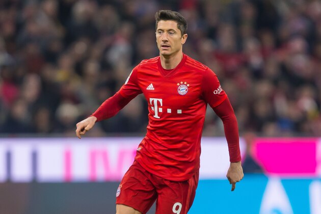 MUNICH, GERMANY - NOVEMBER 09: Robert Lewandowski of FC Bayern Muenchen looks on during the Bundesliga match between FC Bayern Muenchen and Borussia Dortmund at Allianz Arena on November 9, 2019 in Munich, Germany. (Photo by TF-Images/Getty Images)