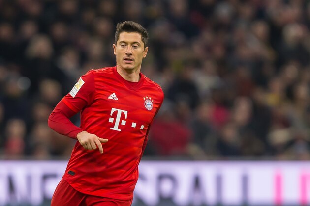 MUNICH, GERMANY - NOVEMBER 09: Robert Lewandowski of FC Bayern Muenchen looks on during the Bundesliga match between FC Bayern Muenchen and Borussia Dortmund at Allianz Arena on November 9, 2019 in Munich, Germany. (Photo by TF-Images/Getty Images)