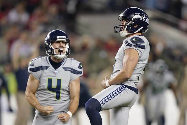 Jason Myers (derecha), pateador de los Seahawks de Seattle, festeja con Michael Dickson, tras convertir el gol de campo que significó el triunfo sobre los 49ers de San Francisco, el lunes 11 de noviembre de 2019 (AP Foto/Tony Avelar)