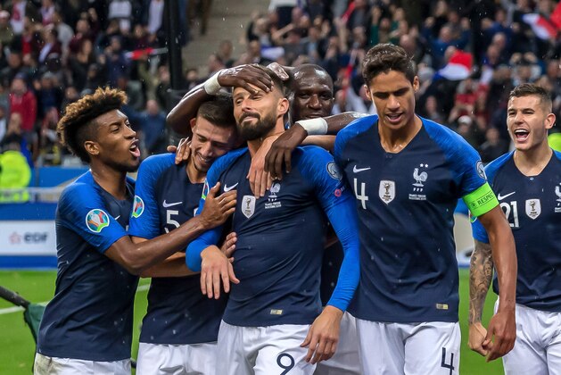 SAINT-DENIS, FRANCE - OCTOBER 14: Olivier Giroud of France celebrates after scoring his team's first goal with team mates during the UEFA Euro 2020 qualifier between France and Turkey on October 14, 2019 in Saint-Denis, France. (Photo by TF-Images/Getty Images)