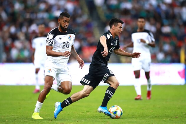 MEXICO CITY, MEXICO - OCTOBER 15: Hirving Lozano of Mexico struggles for the ball with Anibal Godoy of Panama during the match between Mexico and Panama as part of the Concacaf Nations League at Azteca Stadium on October 15, 2019 in Mexico City, Mexico. (Photo by Hector Vivas/Getty Images)