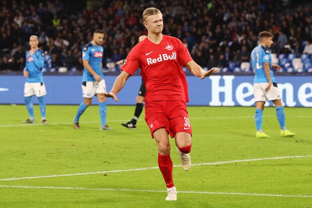 NAPLES, ITALY - NOVEMBER 05: Erling Braut Haaland of RB Salzburg celebrates after scoring the 0-1 goal during the UEFA Champions League group E match between SSC Napoli and RB Salzburg at Stadio San Paolo on November 05, 2019 in Naples, Italy. (Photo by Francesco Pecoraro/Getty Images)