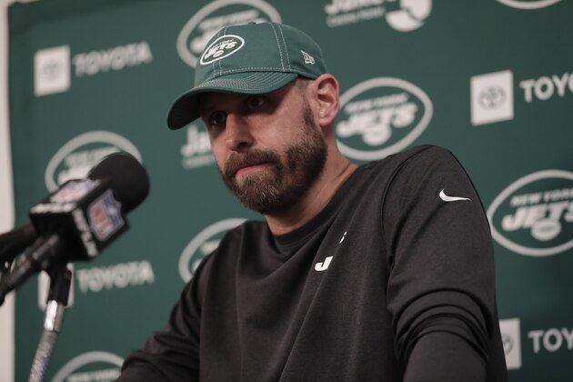 El entrenador de los Jets de Nueva York Adam Gase habla durante una conferencia de prensa tras un partido de la NFL de los Jets contra los Delfines de Miami, el domingo 3 de noviembre  del 2019, en Miami Gardens, Florida. (AP Foto/Lynne Sladky)