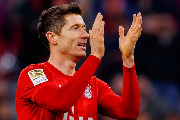 MUNICH, GERMANY - NOVEMBER 09: Robert Lewandowski of FC Bayern Muenchen gestures during the Bundesliga match between FC Bayern Muenchen and Borussia Dortmund at Allianz Arena on November 9, 2019 in Munich, Germany. (Photo by TF-Images/Getty Images)