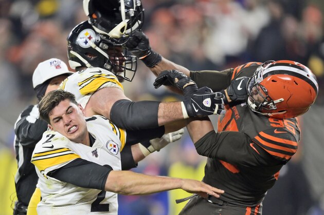 Myles Garrett, defensive end de los Browns de Cleveland, usa el casco de Mason Rudolph, de los Steelers de Pittsburgh, para golpearlo al final del partido del jueves 14 de noviembre de 2019 (AP Foto/David Richard)