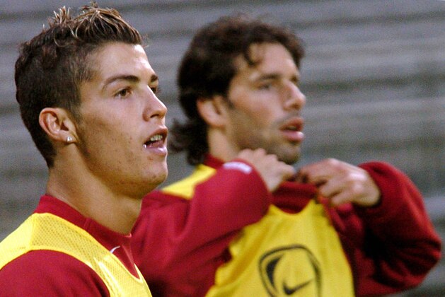 Lyon, FRANCE:  Manchester United's Portuguese forward Cristiano Ronaldo Santos Aveiro (L) and his teammate Dutch forward Ruud van Nistelrooy attend a training session, 14 September 2004 at Gerland stadium in Lyon, on the eve of their Champion's League group D football match against Lyon (Fra). AFP PHOTO MARTIN BUREAU  (Photo credit should read MARTIN BUREAU/AFP via Getty Images)