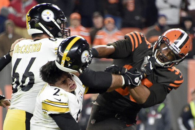 CLEVELAND, OHIO - NOVEMBER 14: Defensive end Myles Garrett #95 of the Cleveland Browns hits Quarterback Mason Rudolph #2 of the Pittsburgh Steelers over the head with his helmet during the second half in the game at FirstEnergy Stadium on November 14, 2019 in Cleveland, Ohio. (Photo by Jason Miller/Getty Images) CLEVELAND, OHIO - NOVEMBER 14: Defensive end Myles Garrett #95 of the Cleveland Browns hits Quarterback Mason Rudolph #2 of the Pittsburgh Steelers over the head with his helmet during the second half in the game at FirstEnergy Stadium on November 14, 2019 in Cleveland, Ohio. (Photo by Jason Miller/Getty Images)