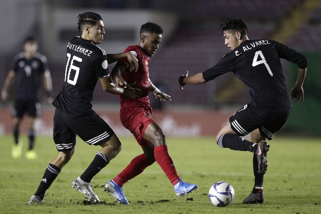 Panama's Edgar Barcenas, center, fights for the ball against Mexico's Erick Gutierrez, left, and Edson Alvarez during a CONCACAF Nations League soccer match at the Rommel Fernandez stadium in Panama City, Friday, Nov. 15, 2019. (AP Photo/Arnulfo Franco)