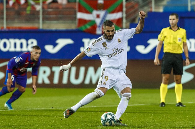 EIBAR, SPAIN - NOVEMBER 09: Karim Benzema of Real Madrid controls the ball during the Liga match between SD Eibar SAD and Real Madrid CF at Ipurua Municipal Stadium on November 9, 2019 in Eibar, Spain. (Photo by TF-Images/Getty Images)
