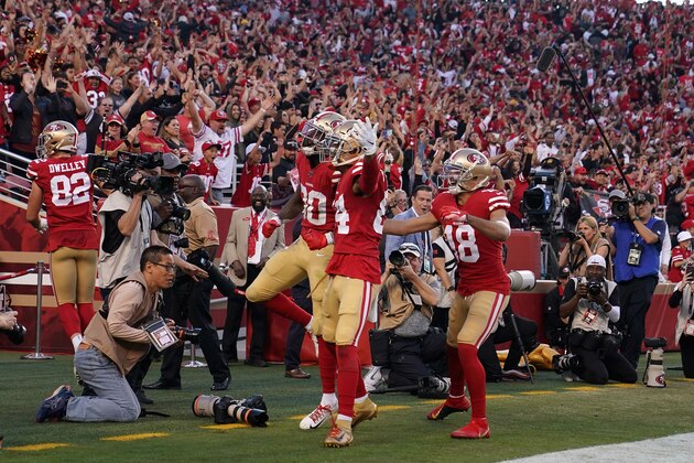 SANTA CLARA, CALIFORNIA - NOVEMBER 17: Running back Jeff Wilson Jr. #30 of the San Francisco 49ers celebrates alongside wide receiver Kendrick Bourne #84 after scoring on a 25 yrad touchdown reception against the Arizona Cardinals during the second half of the NFL game at Levi's Stadium on November 17, 2019 in Santa Clara, California. (Photo by Thearon W. Henderson/Getty Images)