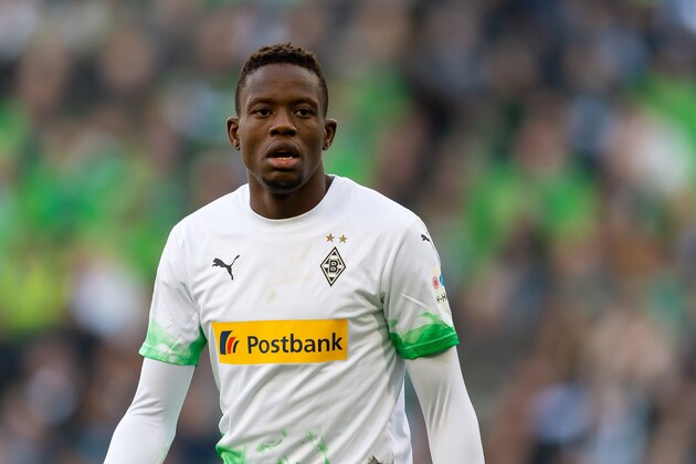 MOENCHENGLADBACH, GERMANY - NOVEMBER 10: Denis Zakaria of Borussia Moenchengladbach looks on during the Bundesliga match between Borussia Moenchengladbach and SV Werder Bremen at Borussia-Park on November 10, 2019 in Moenchengladbach, Germany. (Photo by TF-Images/Getty Images)