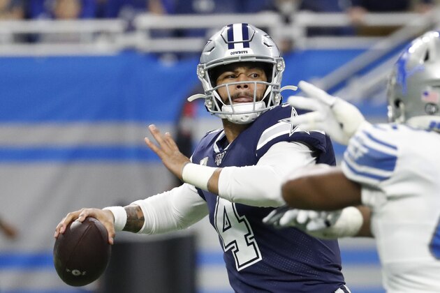El quarterback de los Cowboys de Dallas Dak Prescott recibe presión en la primera mitad del juego ante los Lions de Detroit del domingo 17 de noviembre del 2019. (AP Photo/Rick Osentoski)