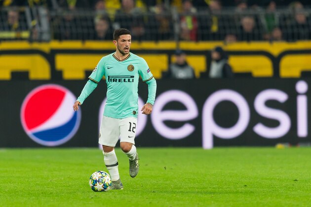 DORTMUND, GERMANY - NOVEMBER 05: Stefano Sensi of Inter Mailand controls the ball during the UEFA Champions League group F match between Borussia Dortmund and Inter at Signal Iduna Park on November 5, 2019 in Dortmund, Germany. (Photo by TF-Images/Getty Images)