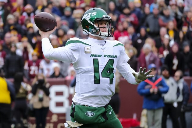 New York Jets quarterback Sam Darnold (14) throws a touchdown pass in the first half of an NFL football game against the Washington Redskins, Sunday, Nov. 17, 2019, in Landover, Md. (AP Photo/Mark Tenally)