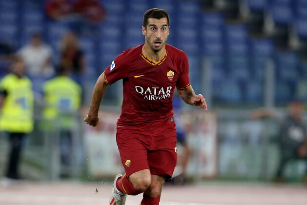 ROME, ITALY - SEPTEMBER 25: Henrix Mkhitaryan of AS Roma controls the ball during the Serie A match between AS Roma and Atalanta BC at Stadio Olimpico on September 25, 2019 in Rome, Italy. (Photo by Giampiero Sposito/Getty Images)