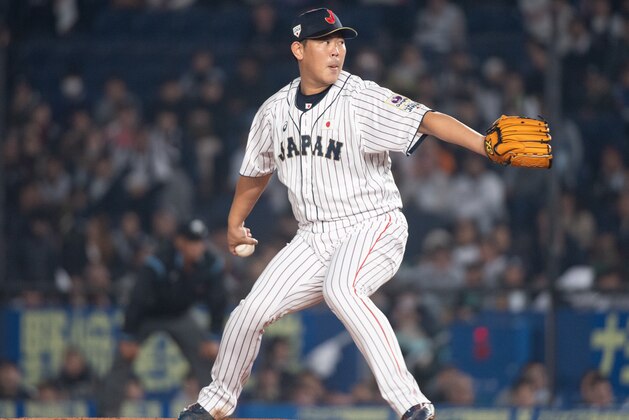 CHIBA, JAPAN - NOVEMBER 11: Shun Yamaguchi #18 of Team Japan pitching during the WBSC Premier 12 Super Round game between Japan and Australia at the Zozo Marine Stadium on November 11, 2019 in Chiba, Japan. (Photo by Gene Wang/Getty Images)