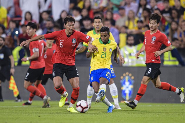 ABU DHABI, UNITED ARAB EMIRATES - NOVEMBER 19: Rodrygo Goes of Brazil (R) plays against Jung Wooyoung of South Korea (L) during the match between Brazil and Korea Republic on November 19, 2019 at Mohammed Bin Zayed Stadium in Abu Dhabi, United Arab Emirates. (Photo by Marcio Machado/Getty Images)