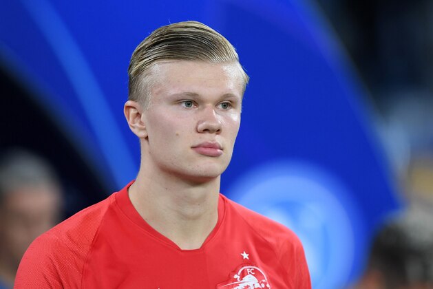 NAPLES, ITALY - NOVEMBER 05: Erling Braut Haaland of RB Salzburg during the UEFA Champions League group E match between SSC Napoli and RB Salzburg at Stadio San Paolo on November 05, 2019 in Naples, Italy. (Photo by Francesco Pecoraro/Getty Images)