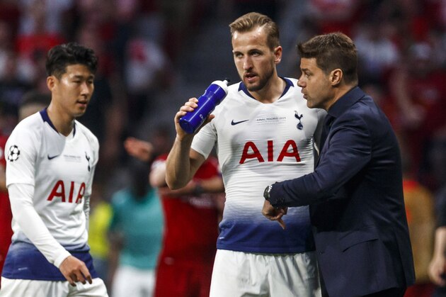 MADRID, SPAIN - JUNE 01: Harry Kane of Tottenham Hotspur speaks with head coach Mauricio Pochettino of Tottenham Hotspur during the UEFA Champions League Final between Tottenham Hotspur and Liverpool at Estadio Wanda Metropolitano on June 1, 2019 in Madrid, Spain. (Photo by TF-Images/Getty Images)