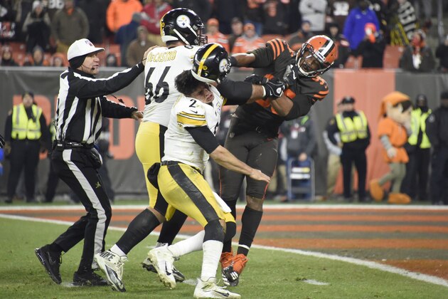 CLEVELAND, OHIO - NOVEMBER 14: Quarterback Mason Rudolph #2 of the Pittsburgh Steelers fights with defensive end Myles Garrett #95 of the Cleveland Browns during the second half at FirstEnergy Stadium on November 14, 2019 in Cleveland, Ohio. The Browns defeated the Steelers 21-7.  (Photo by Jason Miller/Getty Images)
