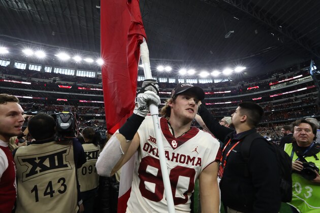 ARLINGTON, TEXAS - DECEMBER 01:  Grant Calcaterra #80 of the Oklahoma Sooners celebrates a 39-27 win in the Big 12 Championship against the Texas Longhorns at AT&T Stadium on December 01, 2018 in Arlington, Texas. (Photo by Ronald Martinez/Getty Images)